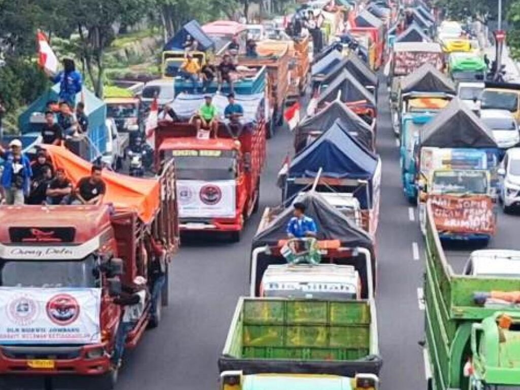 Aksi Serentak Sopir Truk Tolak Aturan ODOL, Distribusi Barang Terganggu