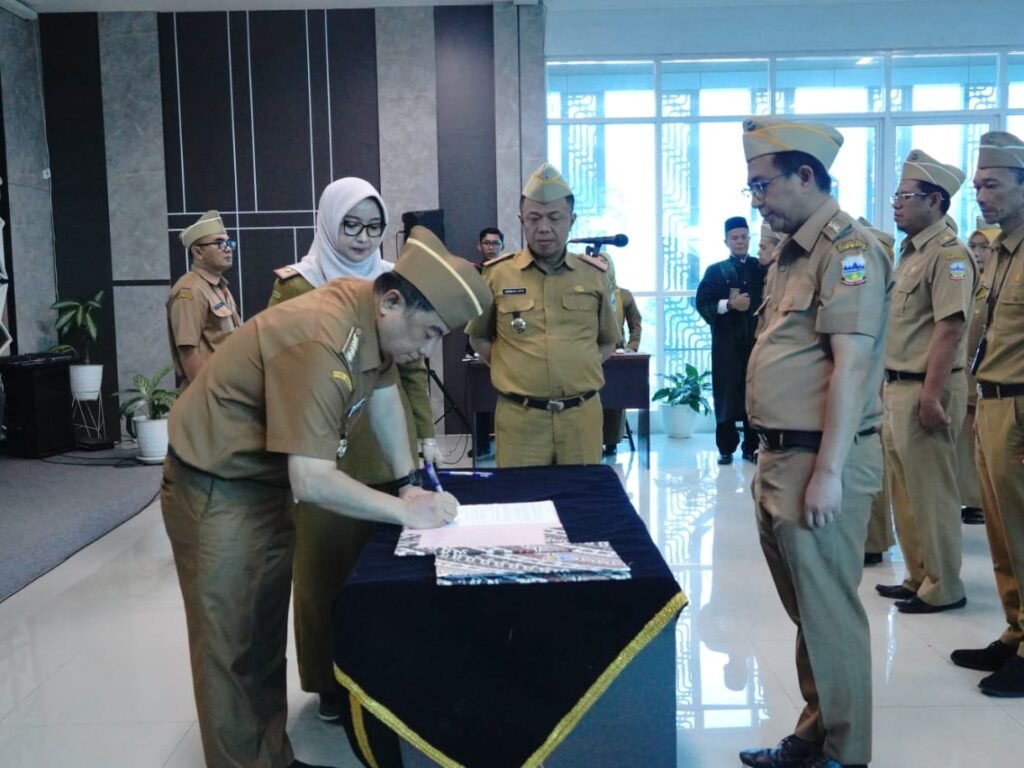 16 Pejabat Fungsional Dinkes Dilantik, Bupati Garut “Jabatan Adalah Komitmen Kemanusiaan”