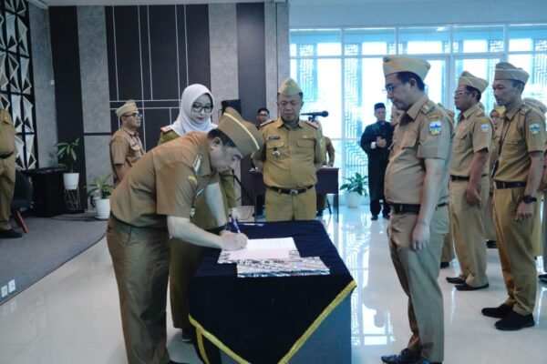 16 Pejabat Fungsional Dinkes Dilantik, Bupati Garut “Jabatan Adalah Komitmen Kemanusiaan”