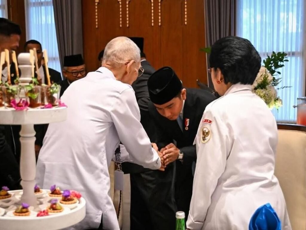 Simbol Persatuan atau Rekonsiliasi Elitis? Dibalik Jabat Tangan dan Senyum Gibran Dengan Megawati dan Try  Sutrisno