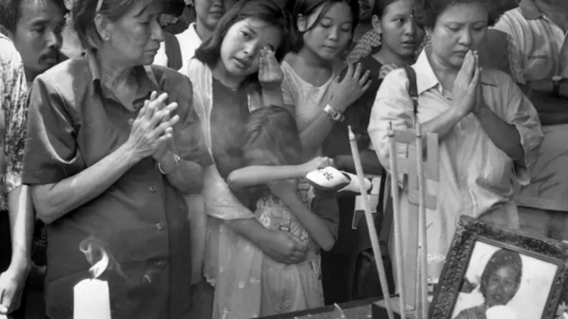 Ita martadinata adalah seorang aktivis ham yang tewas dibunuh secara misterius, tak lama sebelum ia berencana bersaksi di sidang pbb terkait pemerkosaan massal pada kerusuhan 1998