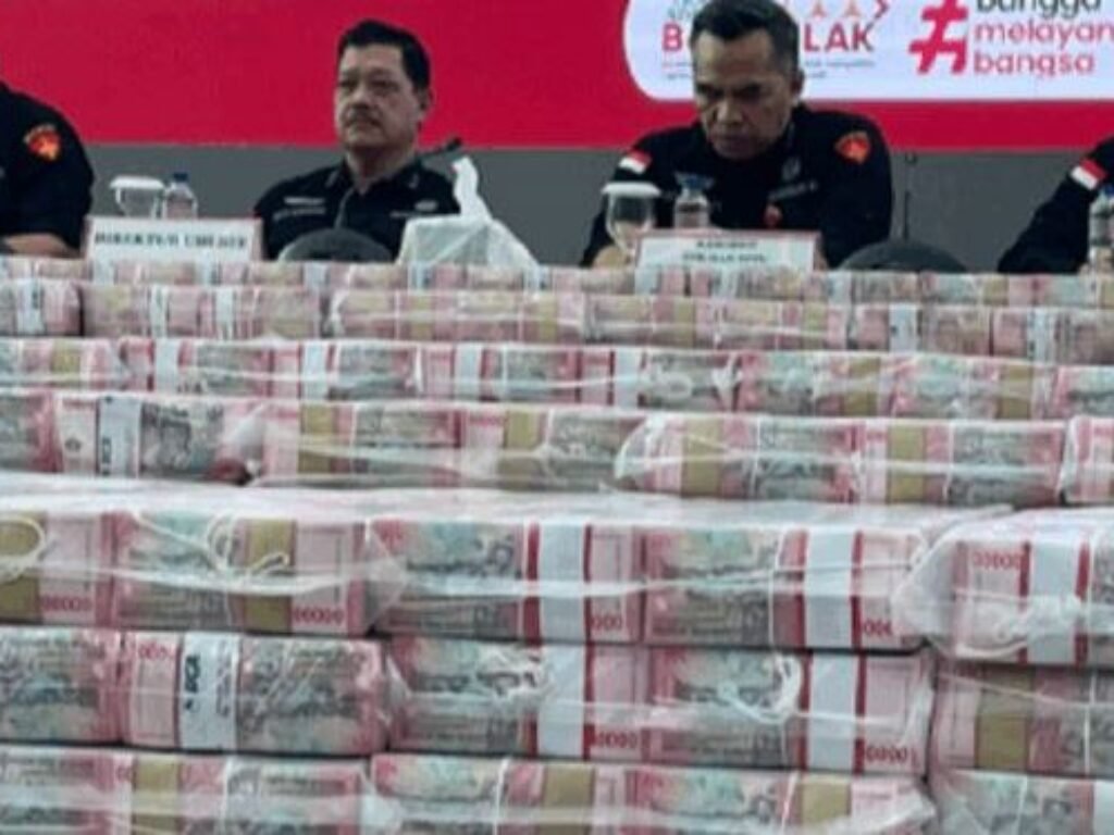 Ruang Konfrensi Pers Kejagung Dipenuhi Tumpukan Uang Senilai Rp11,8 Triliun, Tertinggi Sepanjang Sejarah