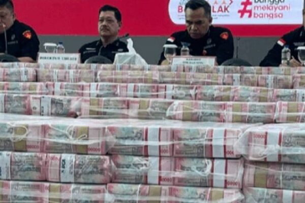 Ruang Konfrensi Pers Kejagung Dipenuhi Tumpukan Uang Senilai Rp11,8 Triliun, Tertinggi Sepanjang Sejarah