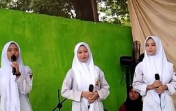 Siswi mts albarokah pidato tiga bahasa di acara perpisahan