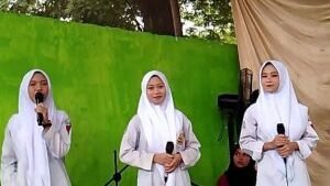 Siswi mts albarokah pidato tiga bahasa di acara perpisahan