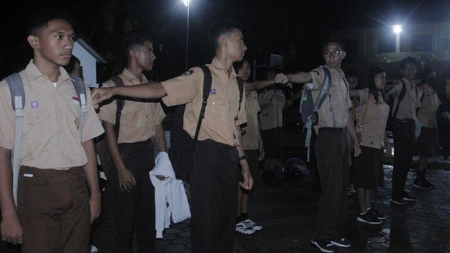 Anak sekolah masuk lebih pagi