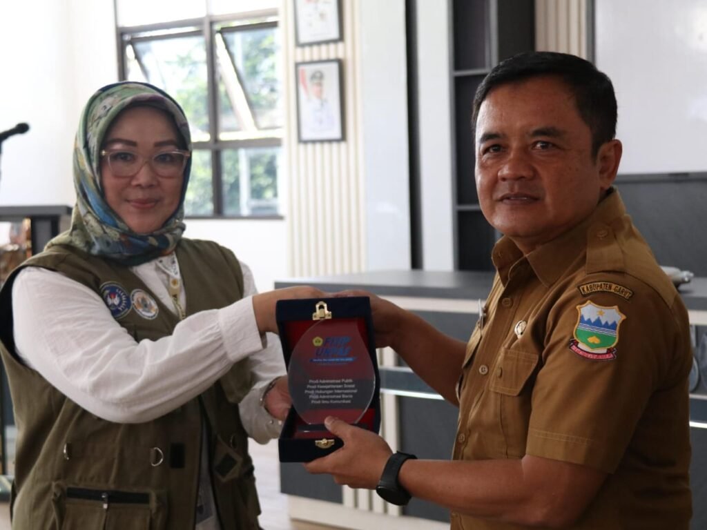 Ketika Mahasiswa Harus Mengajari Birokrasi Cara Melayani: Garut ‘Outsourcing’ Solusi ke Kampus