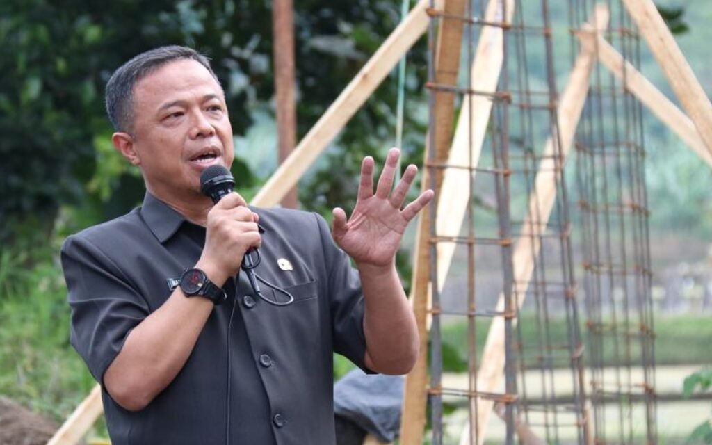 Guru Ngaji Bangun Sendiri, Negara Ikut Foto Bersama