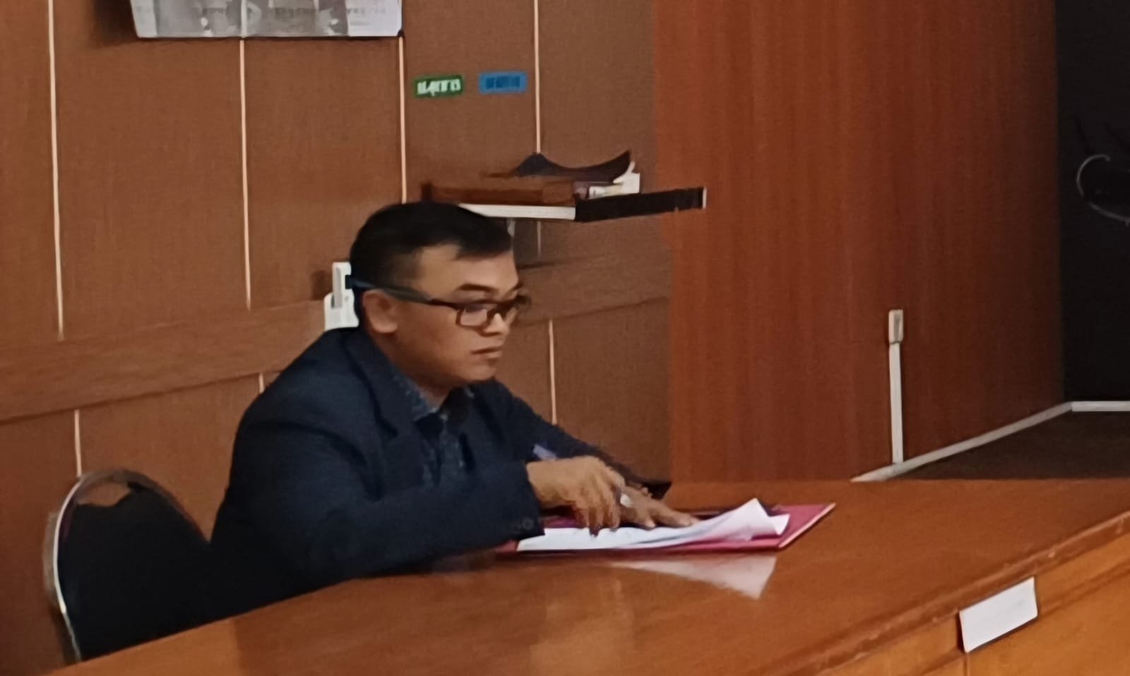 Kuasa Hukum GLMPK, Asep Muhidin, S.H., M.H meminta salah satu kuasa hukum PT. UNI dan PT. SSI berinisial B untuk menunjukan Berita Acara Sumpah (BAS) asli. Karena B tidak membawa BAS asli, maka majelis meminta B untuk pindah dari kursi persidangan ke kursi tamu. (Ft: ist)