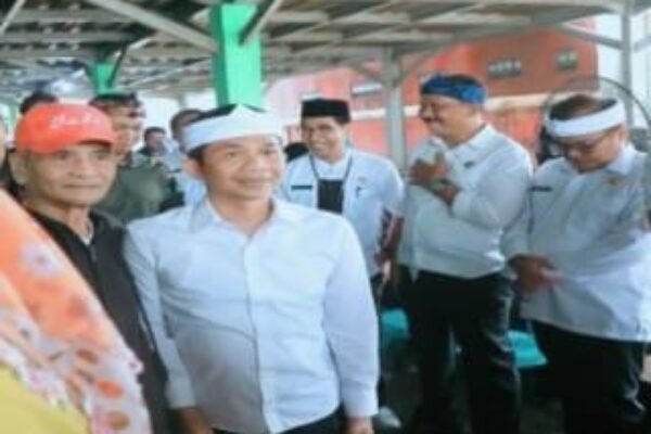 Safari Pelayanan: Pemerintah Tampil, Warga Senang, Masalah Jalan Terus