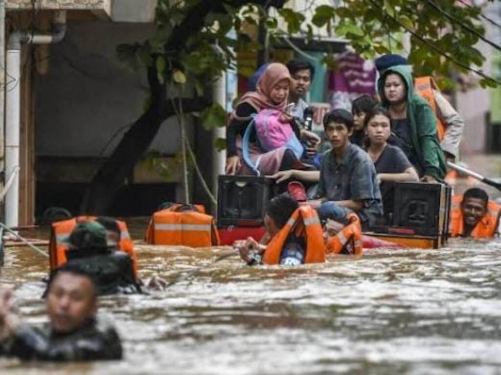 Bogor Diguyur Derita: Longsor Bertubi, Banjir Tak Mau Kalah
