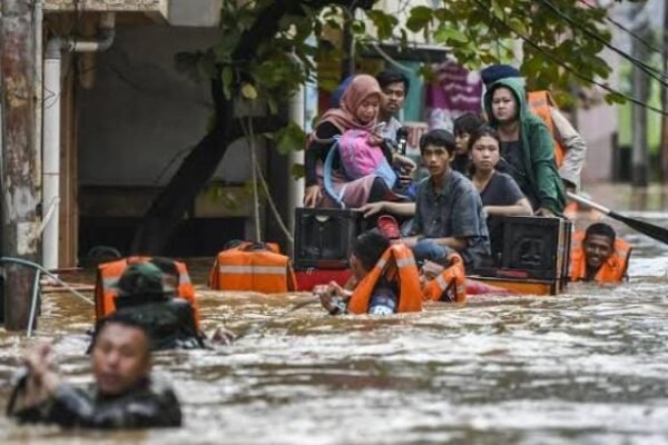 Bogor Diguyur Derita: Longsor Bertubi, Banjir Tak Mau Kalah