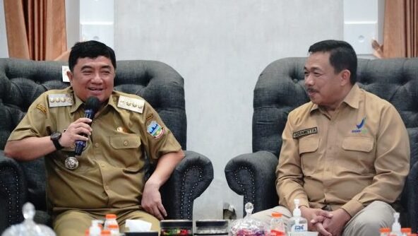 Bupati garut, abdusy syakur amin, menerima kunjungan kerja kepala balai besar pengawas obat dan makanan (bbpom) bandung, i made bagus gerametta, di pamengkang pendopo, selasa (29 7 2025).