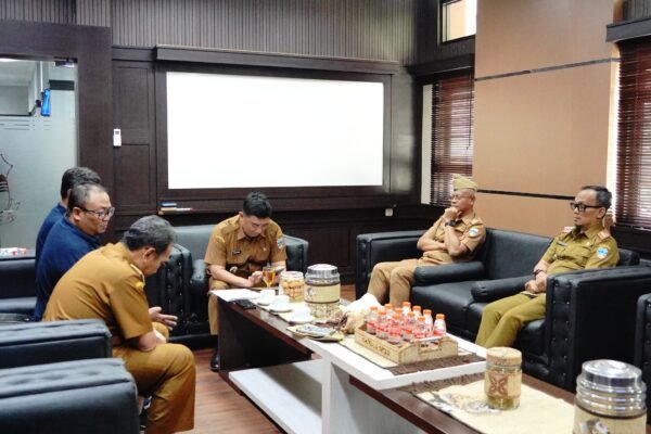 500 Guru Dapat ‘Paket Digitalisasi’, Telkom Turun Gunung Bupati Garut Bertepuk Tangan