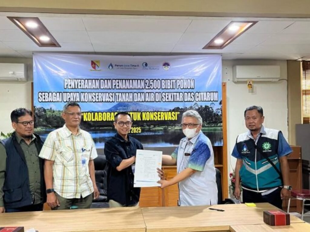 2.500 Bibit Pohon: Bedak Tipis di Wajah Kusam Citarum