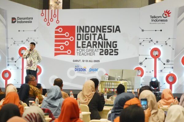 500 Guru Dikerahkan Hadapi Robot: Telkom dan Pemkab Garut Galakkan Literasi Digital dengan Seminar Hotel