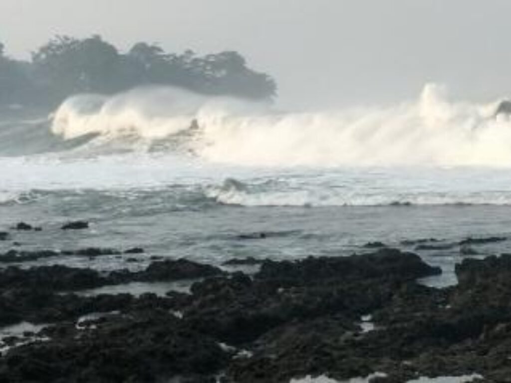Tersapu Ombak, Tanggung Jawab Tercecer: Maman dan Risiko Wisata Tanpa Perlindungan di Sayang Heulang