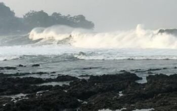 Ganasnya ombak pantai selatan garut