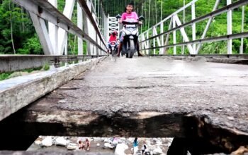 Jembatan bolong di selaawi garut