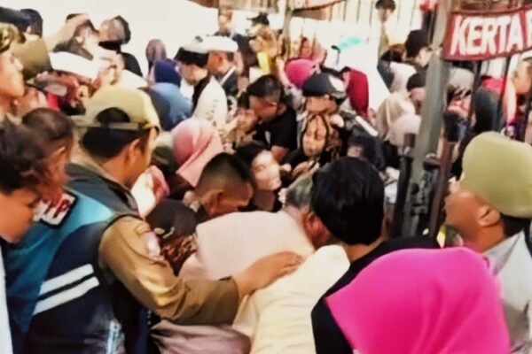 Pesta Elite Pejabat, Nyawa Rakyat Terselip di Antara Tenda dan Tarian