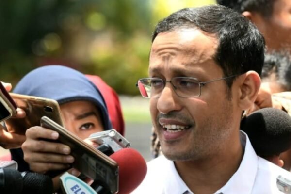 Bubur Chromebook Masih Terlalu Panas: Jaksa Kelilingi Nadiem, Tak Berani Sendok Langsung