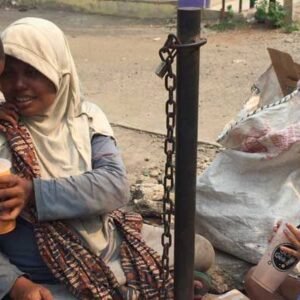 Pemulung bersama anaknya melepas lelah