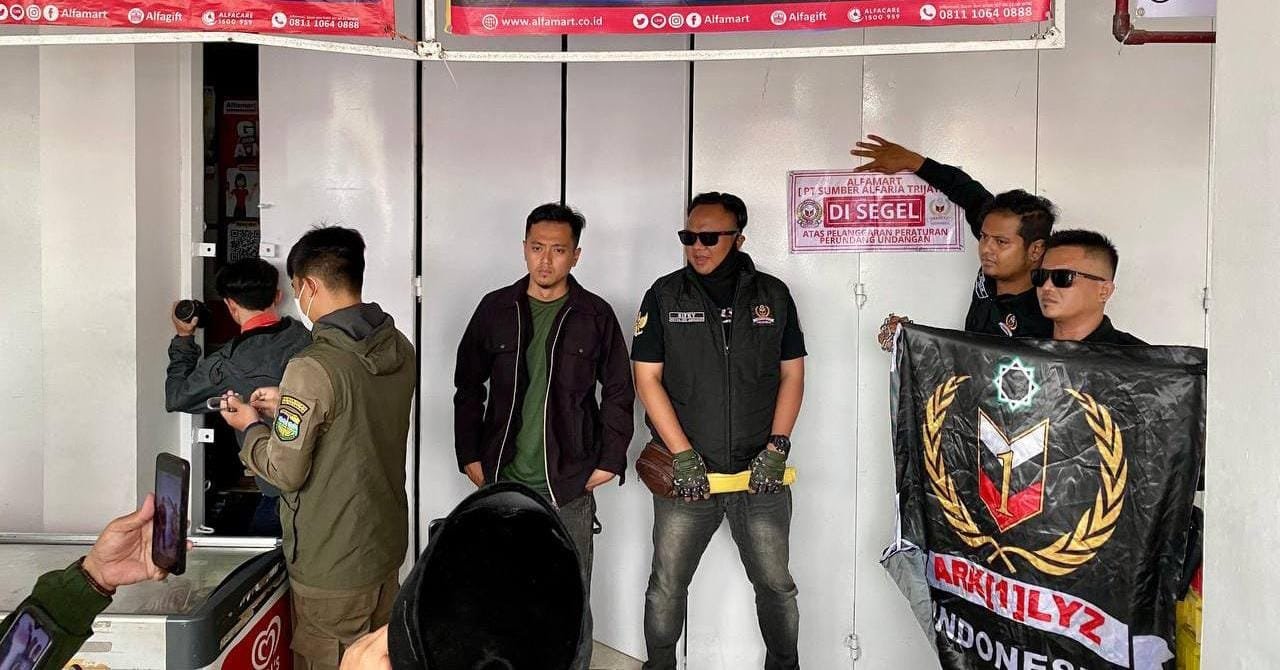 Penyegelan mini market tak berizin oleh satpol pp kab. tasikmalya dan ormas ark1lyz indonesia dilakukan selasa, 29 7 2025