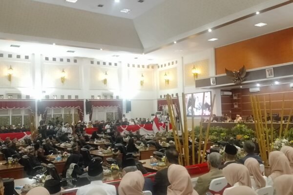Paripurna Panggung Nostalgia: Pejabat Lama Kumpul, Rakyat Masih Menunggu Perubahan Nyata