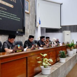 Rapat paripurna dprd garut (2)