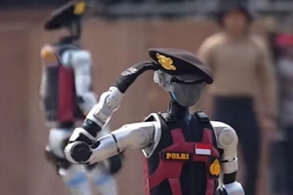 Polisi Masa Depan: Robot Hormat Tak Pakai Anggaran, Cuma Rp 3 Miliar per Robot