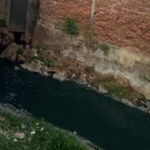 Saluran air yang tercemar limbah industri kulit