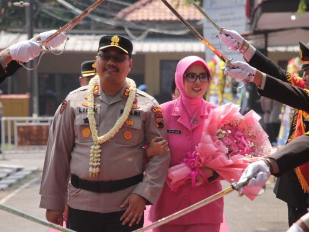 Kapolres Baru, Harapan Lama: Tongkat Estafet di Purwakarta yang Penuh Pesan Haru dan Beban Baru