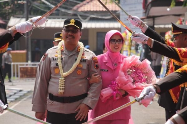 Kapolres Baru, Harapan Lama: Tongkat Estafet di Purwakarta yang Penuh Pesan Haru dan Beban Baru
