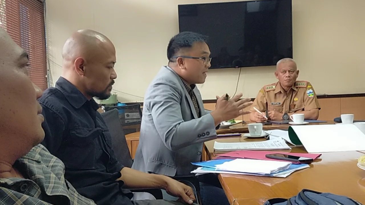 GLMPK saat melaksanakan audensi terkait Tata Ruang di Dinas Pertanian Garut dan dihadiri langsung oleh Sekda Kabupaten Garut, H. Nurdin Yana dan sejumlah pejabat lainnya. (Ft: dok)