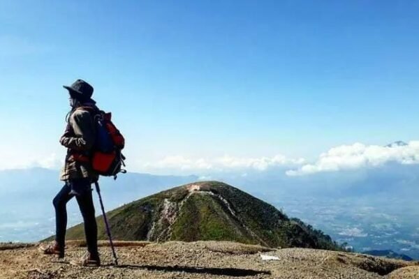 Gunung Guntur Belum Batuk, Tapi Semua Sudah Berteriak: Gladi Resik Panik Nasional