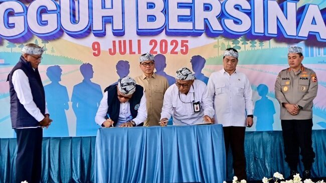 Menteri desa dan pembangunan daerah tertinggal mendes pdt yandri susanto bersama wakil mendes pdt ariza patria hadiri pencanan 1752048731184