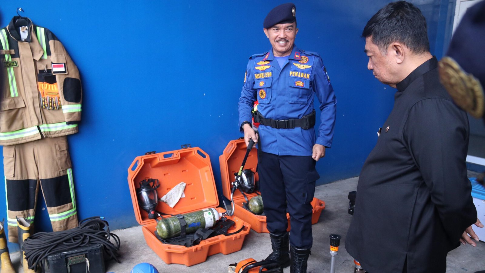 Bupati garut, abdusy syakur amin, meninjau kesiapsiagaan personel dan alat dinas pemadam kebakaran (28 8)