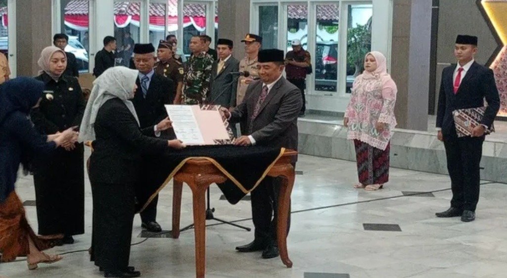 Bupati garut lantik 13 esalon ii