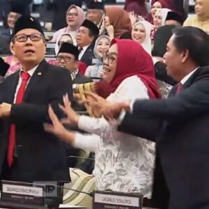 DPR, Dewan Paling Rese? Rakyat Marah, Jalanan Meledak