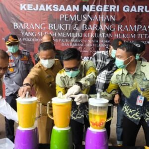 Kejari Garut Musnahkan Ribuan Botol Miras dan Dolar Palsu: Syukuran Negara yang Tak Pernah Diundang Rakyat