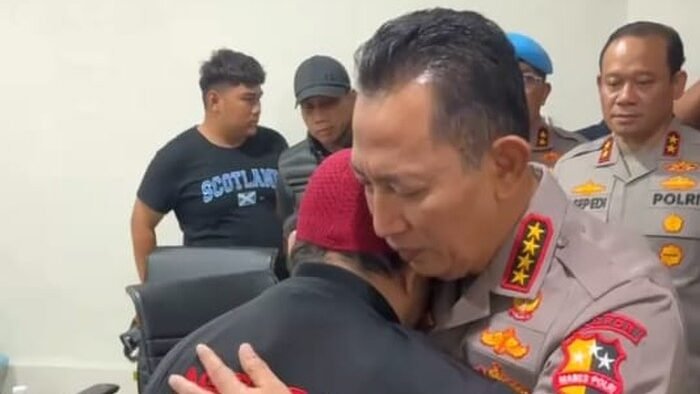 Kapolri jenderal listyo sigit prabowo bertemu dengan keluarga ojol yang tewas ditabrak rantis brimob di rscm jumat 2982025 din 1756403379625 43
