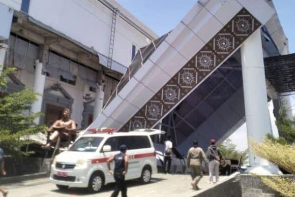 Atap Teras Kantor Brebes Roboh, Bukti Bahwa Beton Pun Tak Percaya Pemda, Tiga Pekerja Jadi Korban
