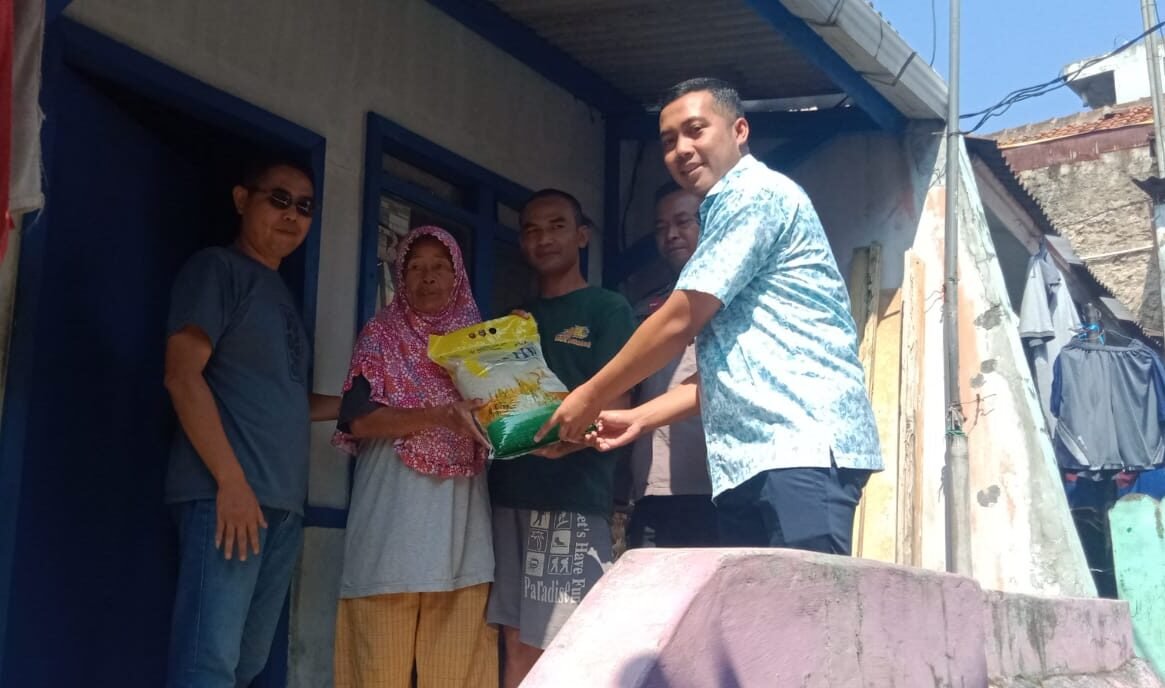 Bagi bagi beras di salamnunggal