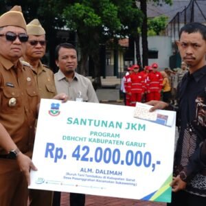Bupati garut serahkan bantuan dbhcht
