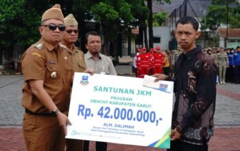 Bupati garut serahkan bantuan dbhcht