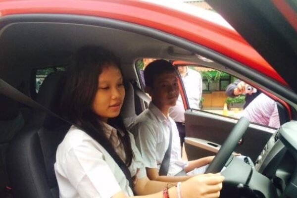 Mobil Anak Pejabat Masuk Sekolah, Kepsek Malah dikeluarkan dari Sekolah