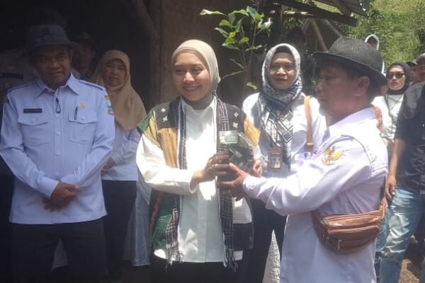 Gerakan Tanam 1.000 Pohon di Sukawangi: Pohon Tumbuh, Janji Ekonomi Hijau Masih Menunggu
