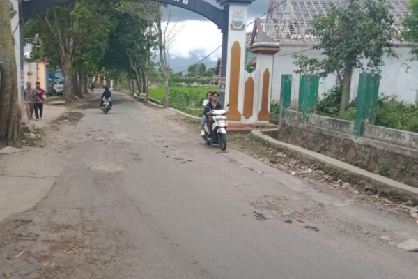 Akses Jalan Menuju Wisata Situ Cangkuang Rusak, Warga Tagih Janji Bupati