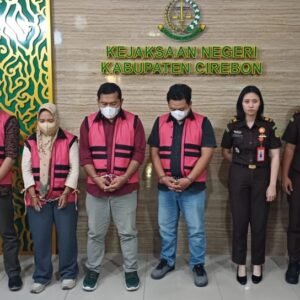Kejari cirebon tahan pd gelapkan dd