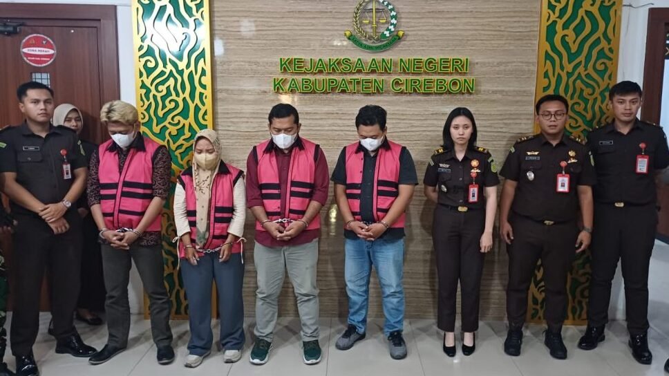 Kejari cirebon tahan pd gelapkan dd